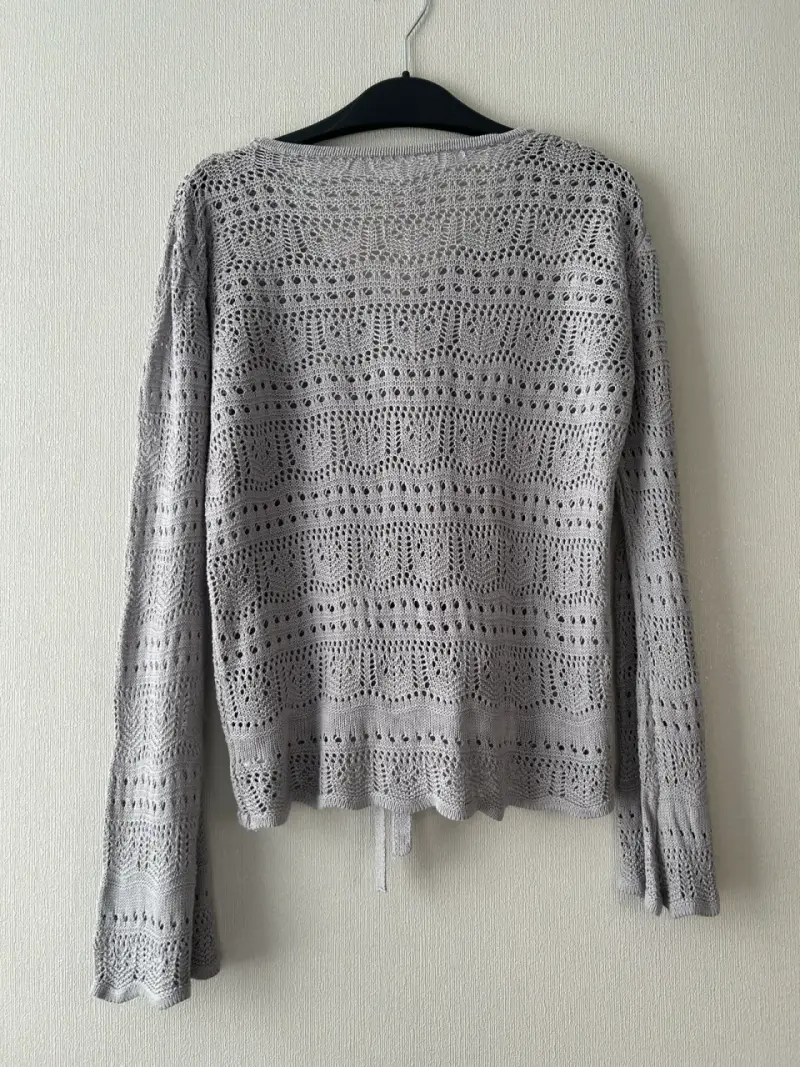 Suéter de punto gris con diseño calado - 3