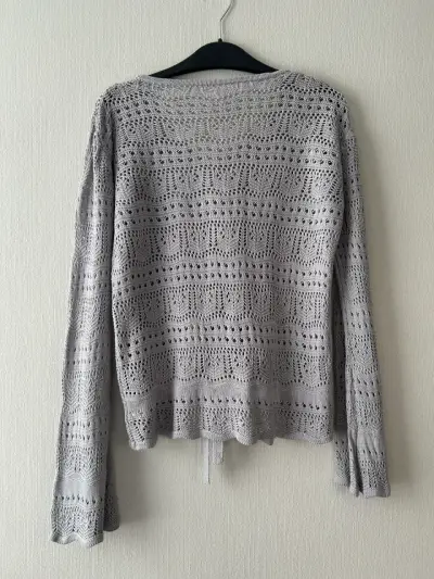 Suéter de punto gris con diseño calado - miniatura 3