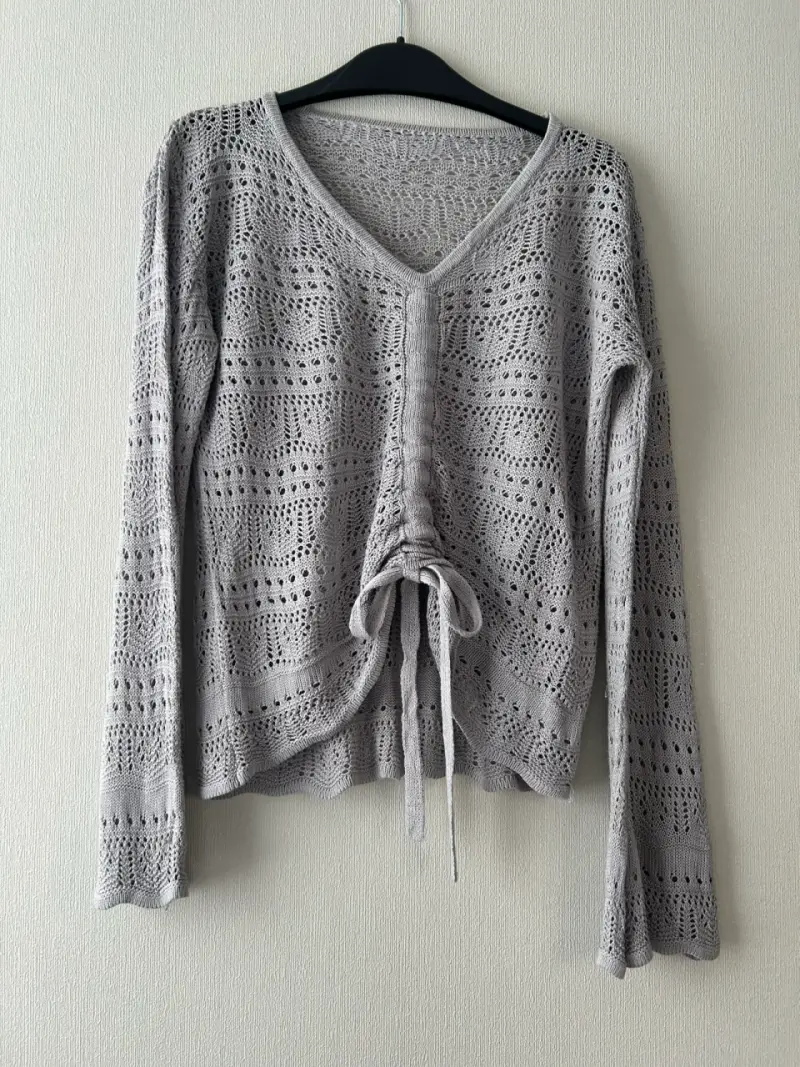 Suéter de punto gris con diseño calado - 4