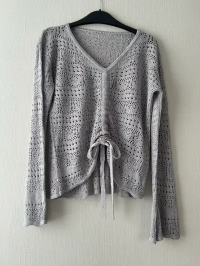 Suéter de punto gris con diseño calado - miniatura 4