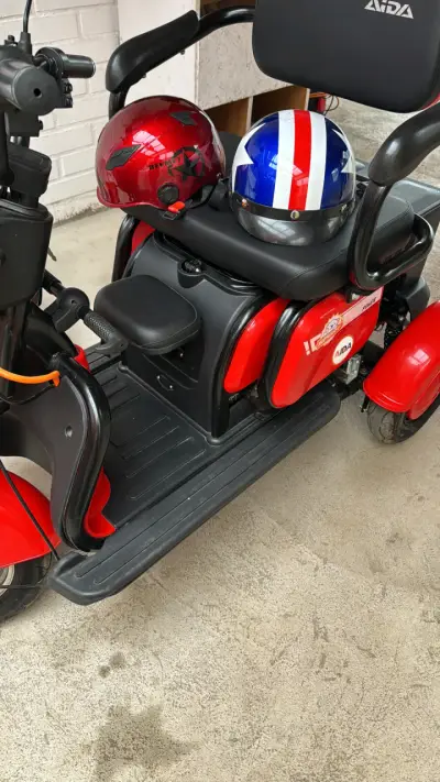 Scooter eléctrico rojo Aida con cascos - miniatura 1