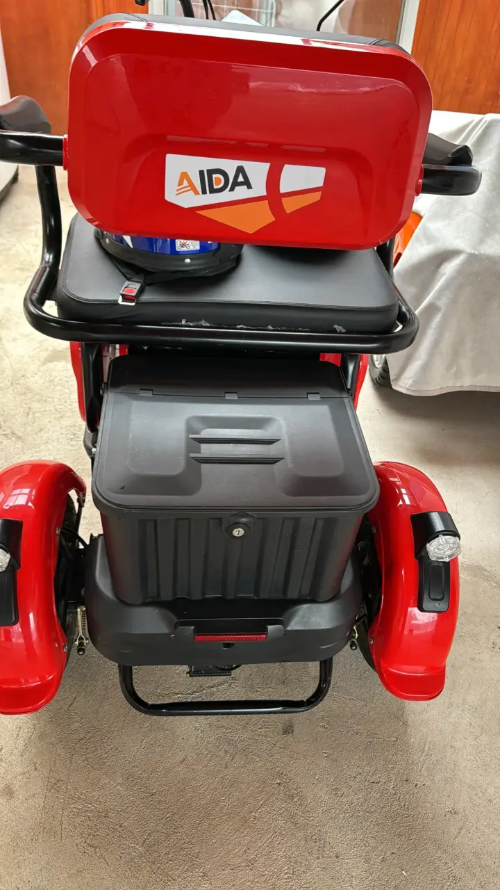 Scooter eléctrico rojo Aida con cascos - 2