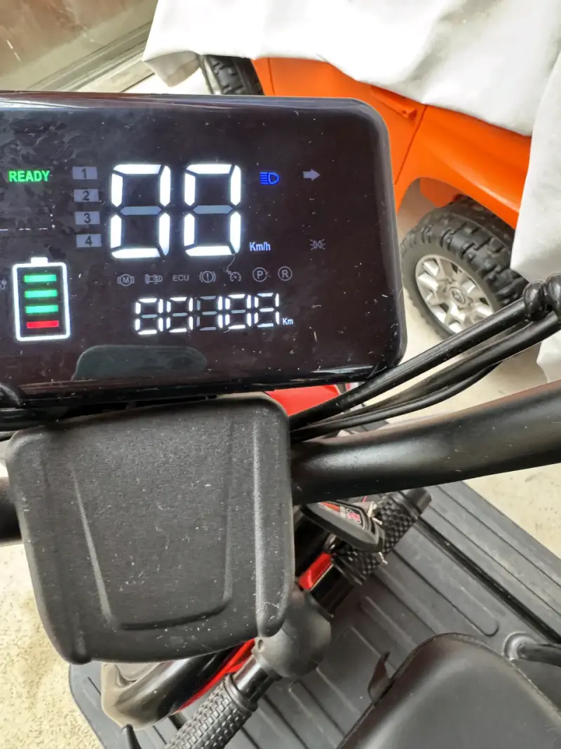 Scooter eléctrico rojo Aida con cascos - 4