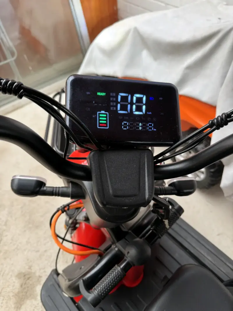 Scooter eléctrico rojo Aida con cascos - 5