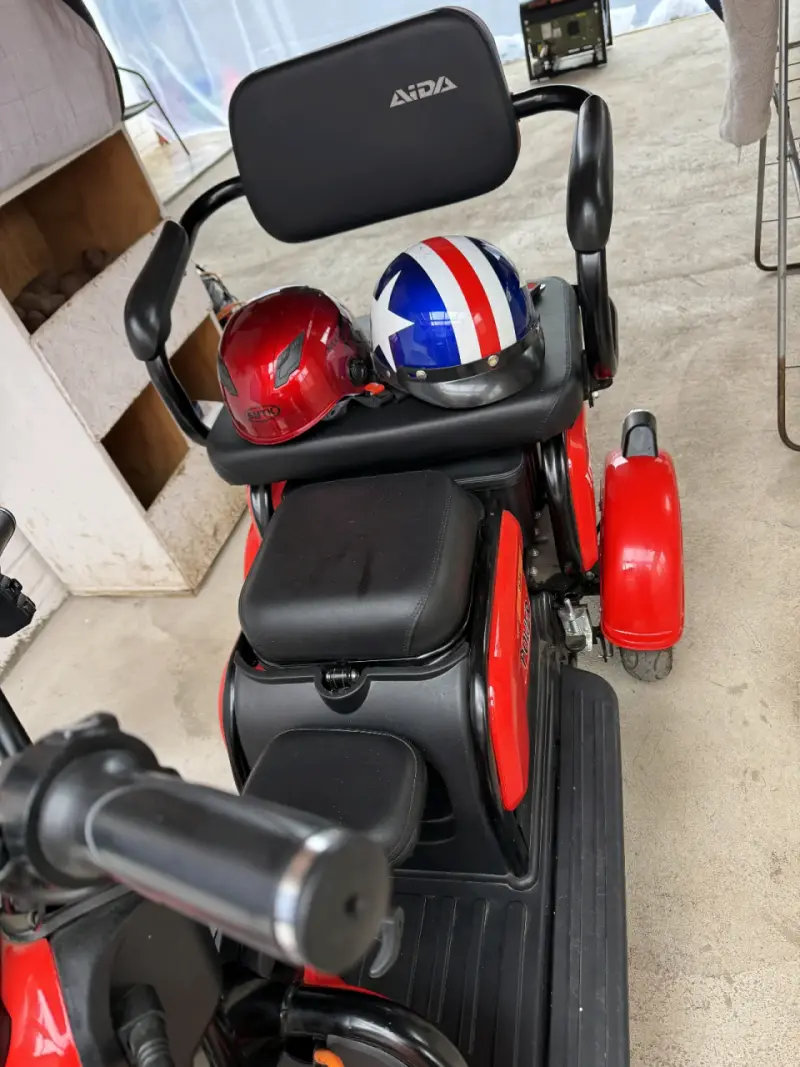 Scooter eléctrico rojo Aida con cascos - 6