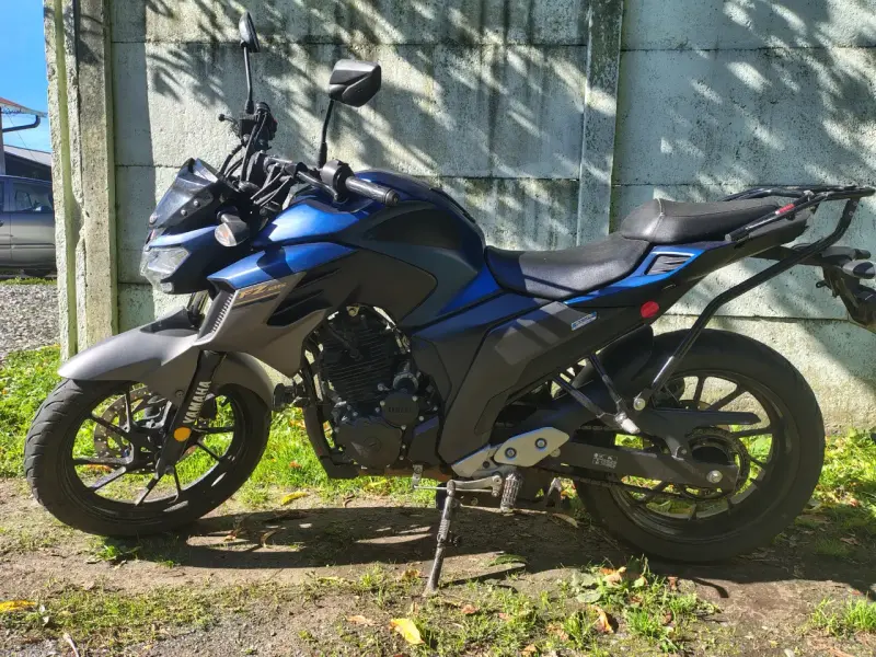 Moto Yamaha FZ azul en buen estado - 1