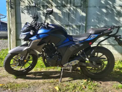 Moto Yamaha FZ azul en buen estado - miniatura 1