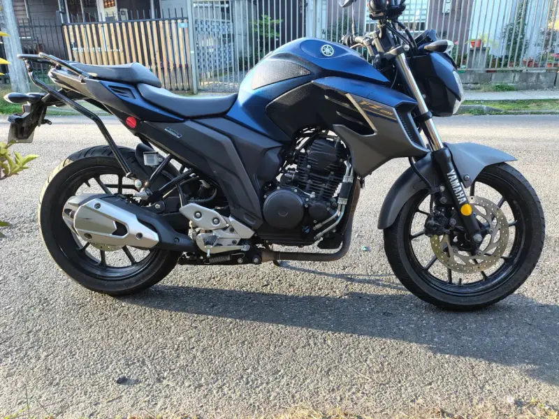 Moto Yamaha FZ azul en buen estado - 2