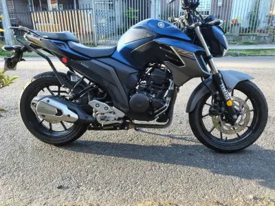 Moto Yamaha FZ azul en buen estado - miniatura 2