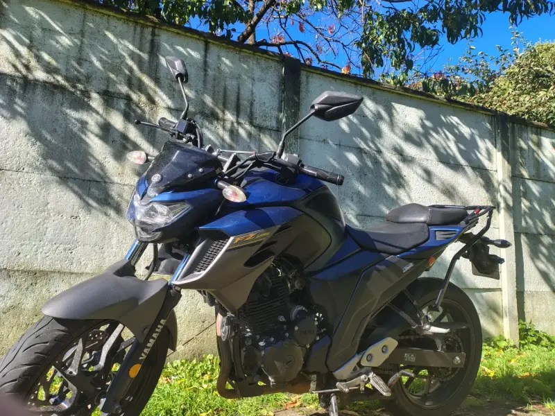 Moto Yamaha FZ azul en buen estado - 4