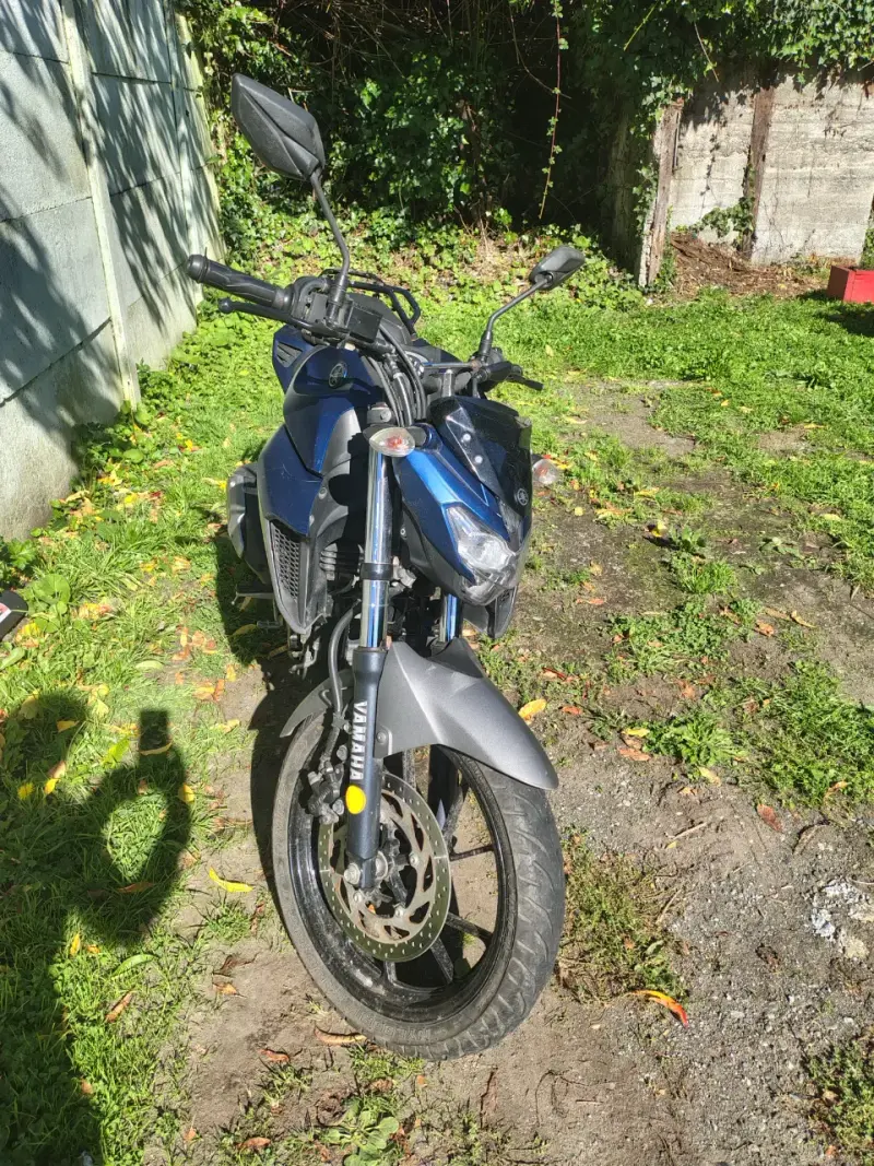 Moto Yamaha FZ azul en buen estado - 5