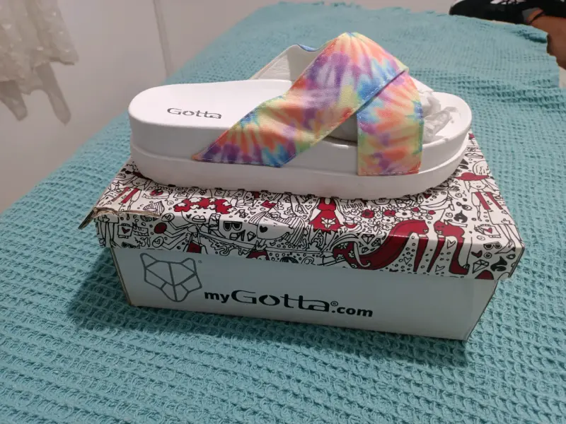 Sandalias Gotta con diseño tie-dye