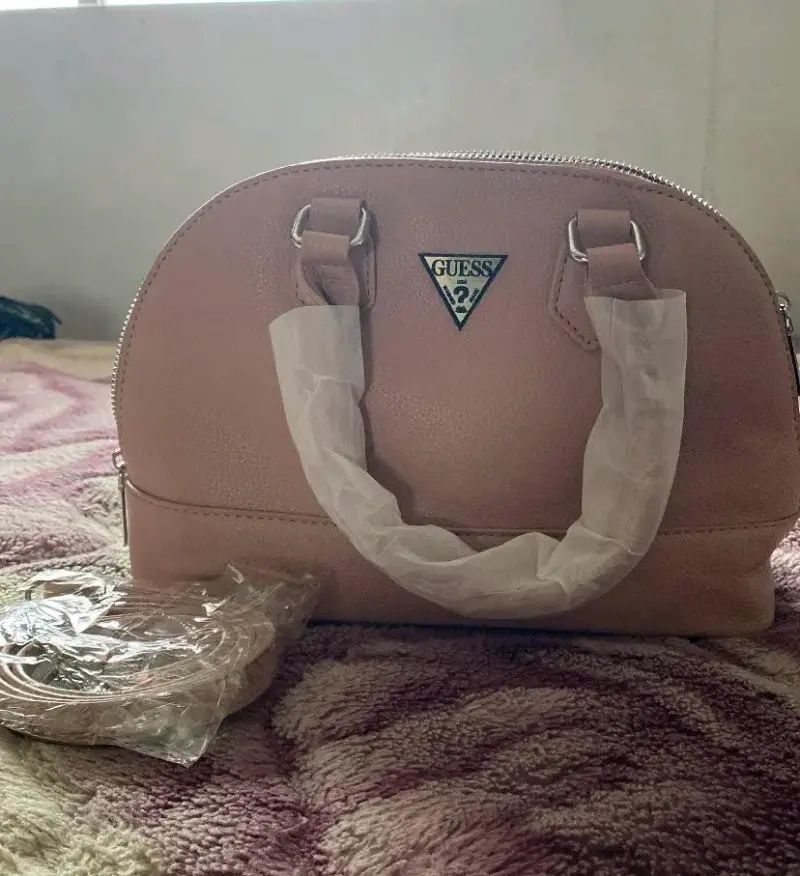 Cartera Guess rosa con diseño elegante