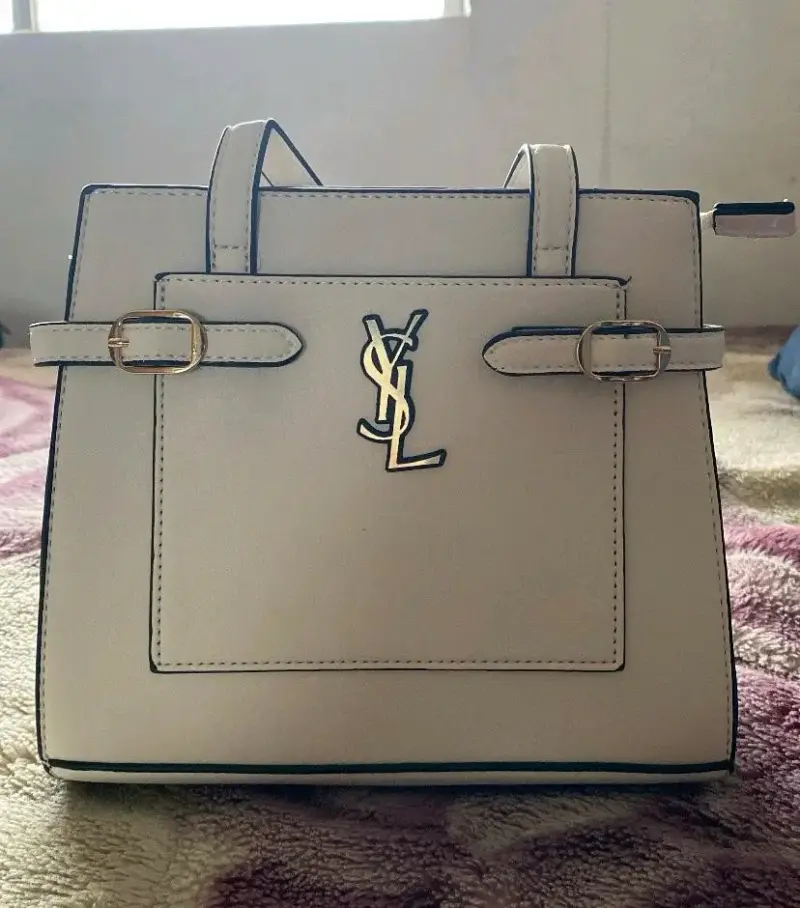 Bolso de mano elegante color blanco