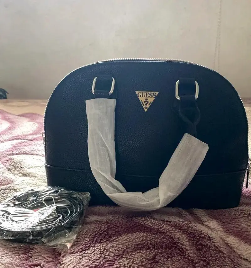 Bolso de mano Guess negro elegante