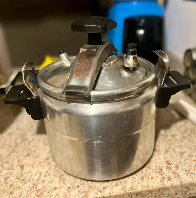 Olla a presión de aluminio con asas negras