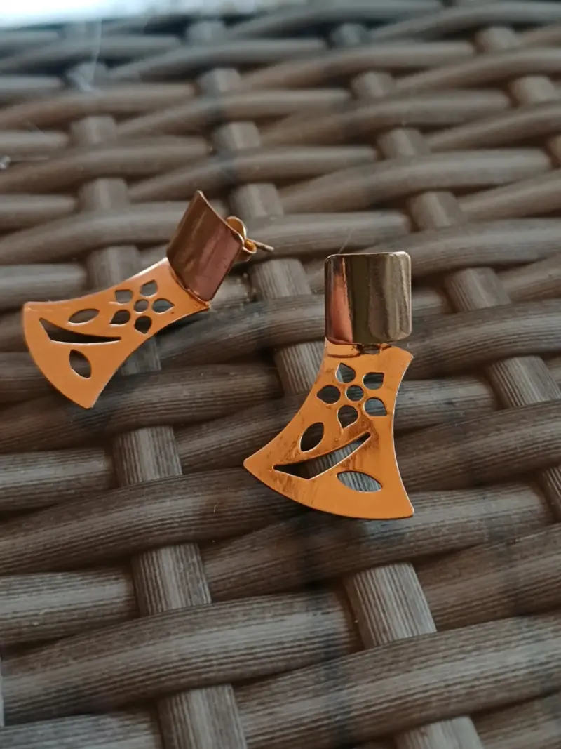 Aros de diseño en metal dorado - 1