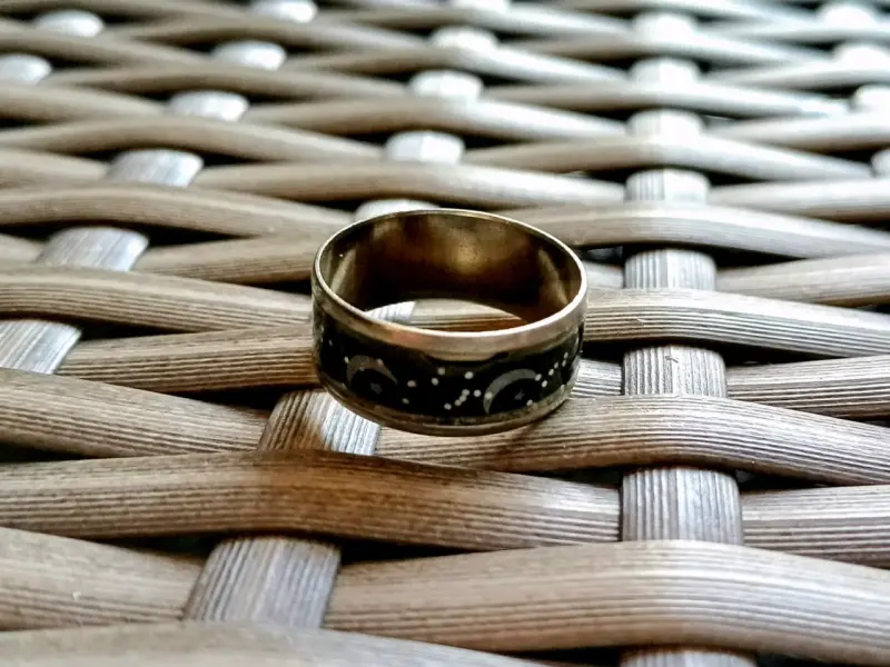 Anillo de acero inoxidable con diseño grabado - 1