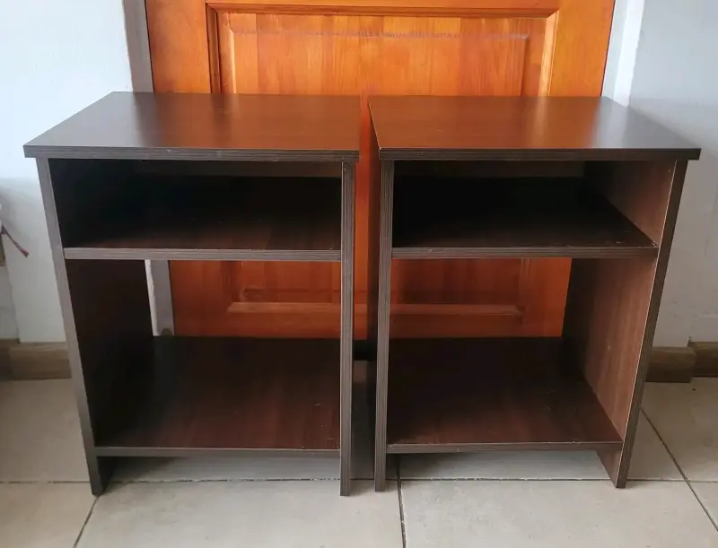Par de mesas de noche de madera oscura