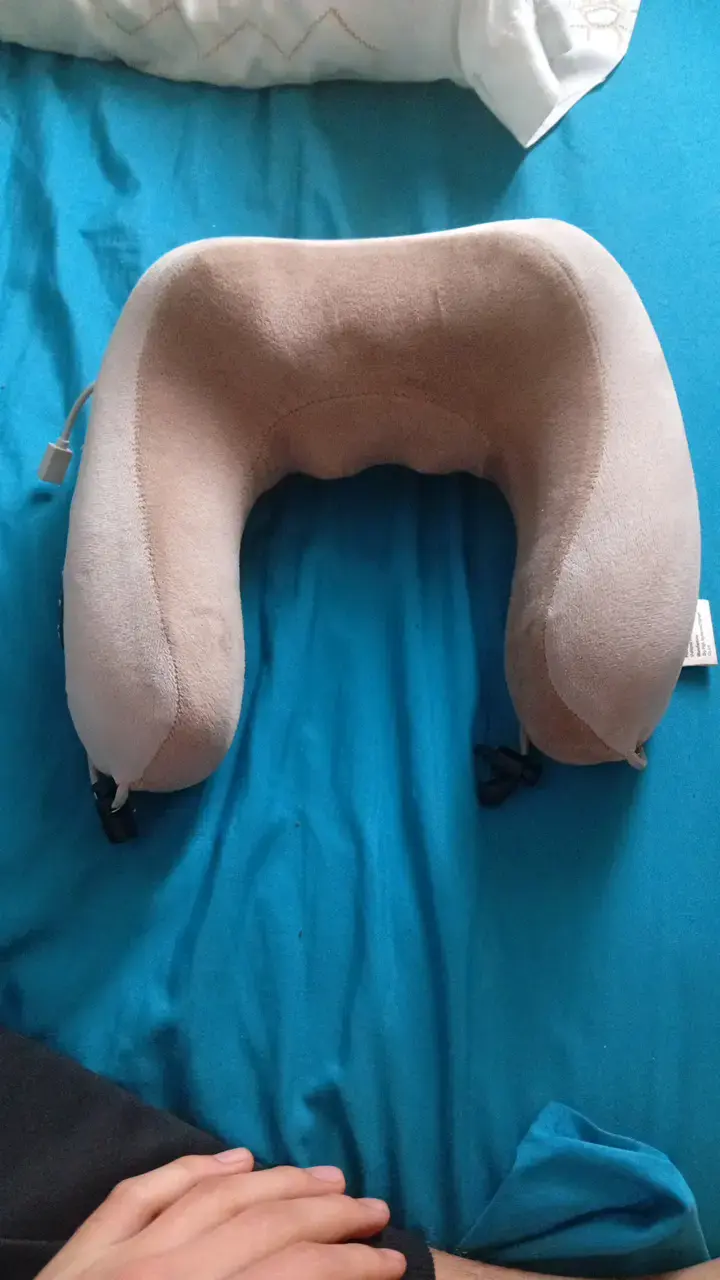 Almohada de viaje con masajeador