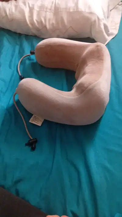 Almohada de viaje con masajeador - miniatura 2