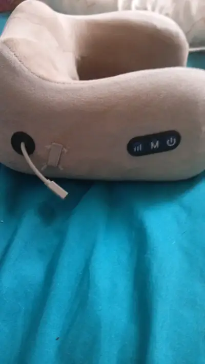 Almohada de viaje con masajeador - miniatura 4