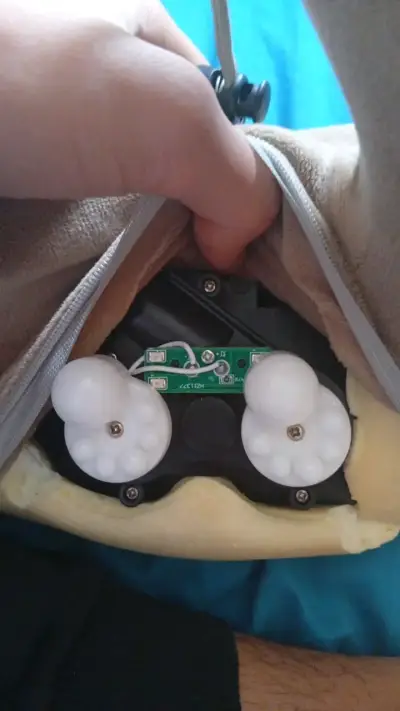 Almohada de viaje con masajeador - miniatura 5
