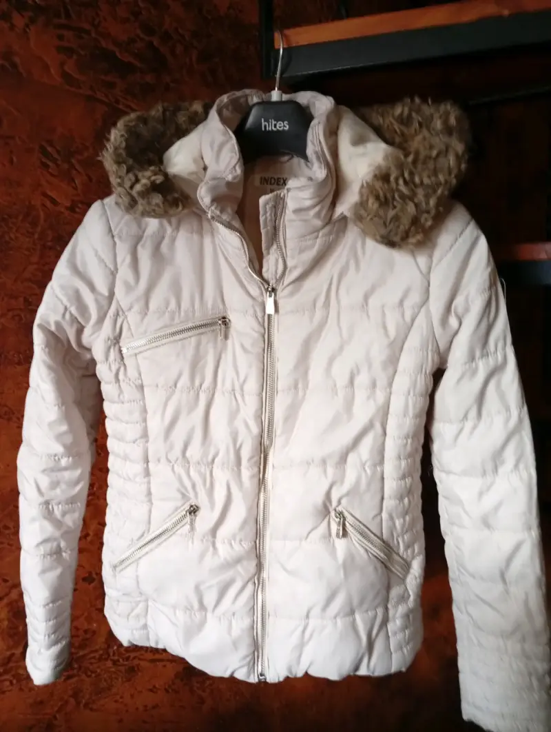 Chaqueta de invierno blanca con capucha de piel