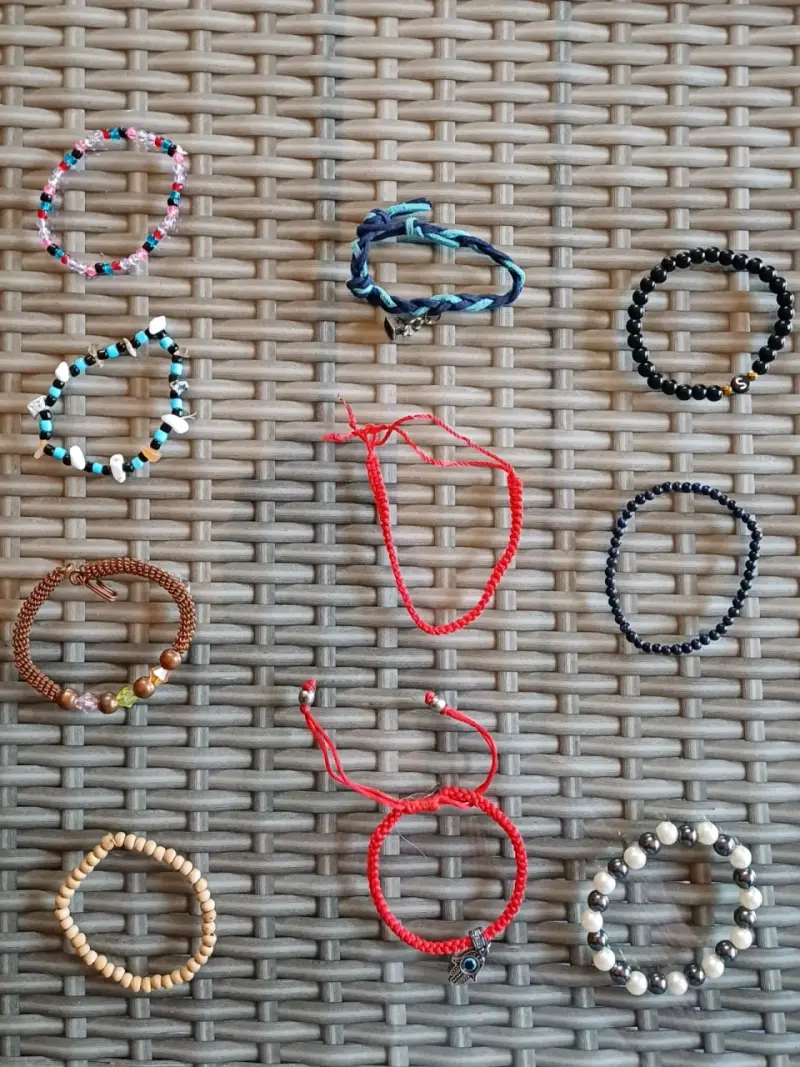 Pulseras varias, a $1.000 c/u - 1