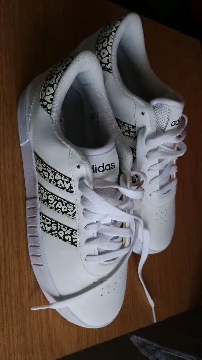 Zapatillas Adidas Court Bold blancas para skate - miniatura 1