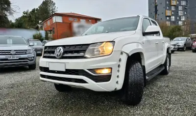 Camioneta Volkswagen Amarok blanca en buen estado - miniatura 1