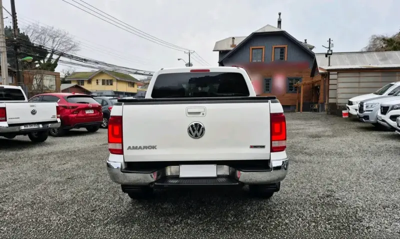Camioneta Volkswagen Amarok blanca en buen estado - 2