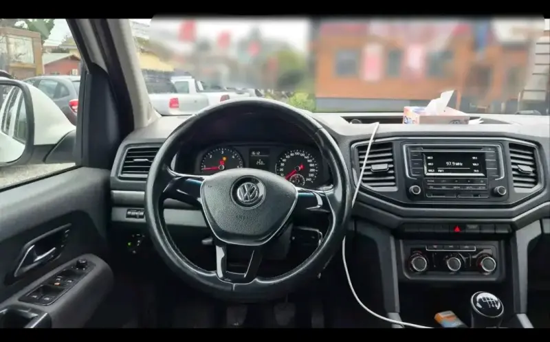 Camioneta Volkswagen Amarok blanca en buen estado - 3