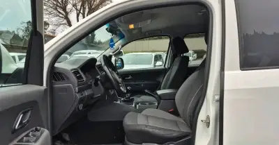 Camioneta Volkswagen Amarok blanca en buen estado - miniatura 4