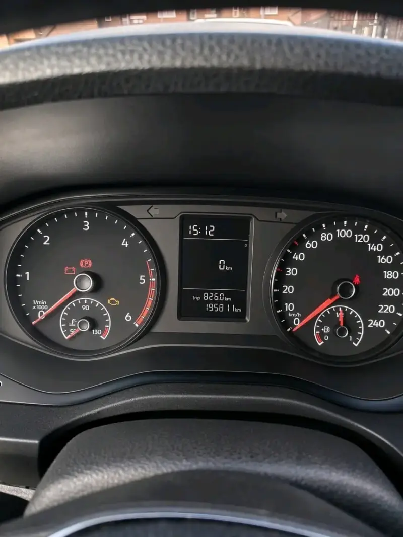 Camioneta Volkswagen Amarok blanca en buen estado - 6