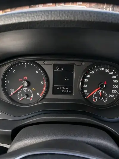 Camioneta Volkswagen Amarok blanca en buen estado - miniatura 6