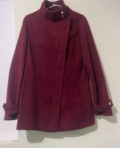 Abrigo burdeos con cierre y botones para mujer - miniatura 1