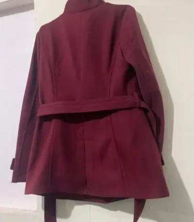 Abrigo burdeos con cierre y botones para mujer - miniatura 4