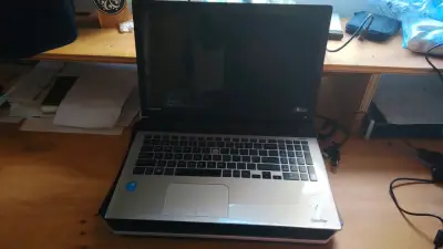 Laptop Toshiba Satellite con Intel Core i5 - miniatura 1