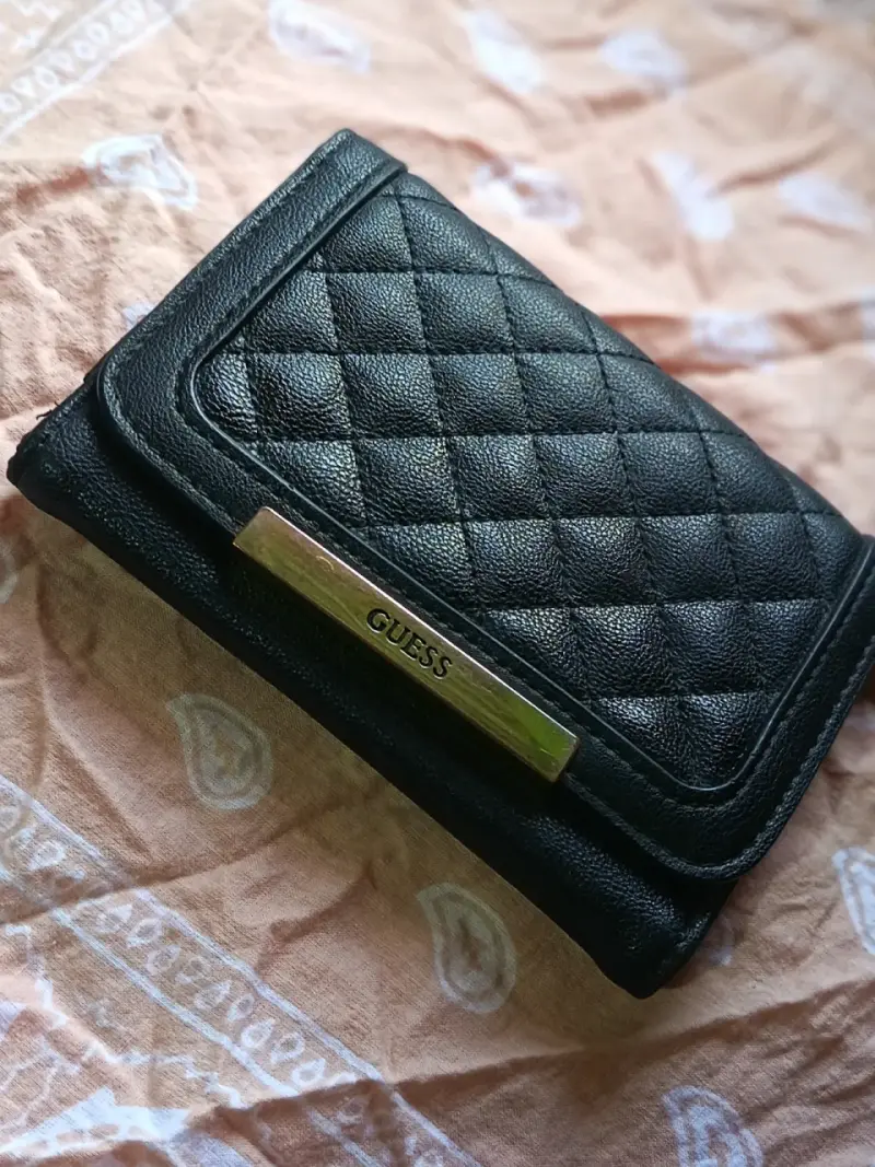 Billetera negra Guess acolchada elegante - 1