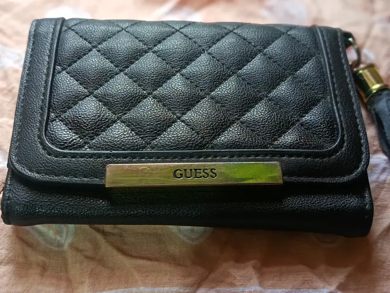 Billetera negra Guess acolchada elegante - 2