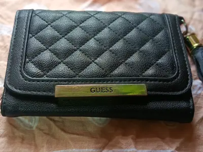 Billetera negra Guess acolchada elegante - miniatura 2