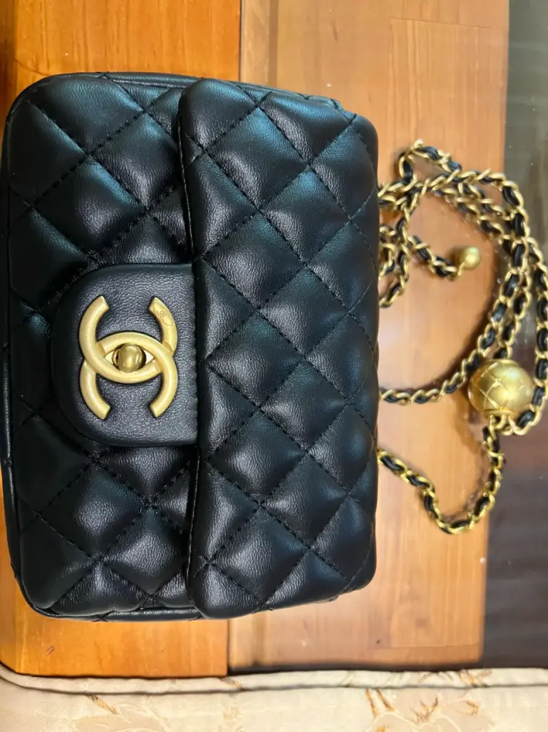 Bolso de cuero negro con cadena dorada - 1