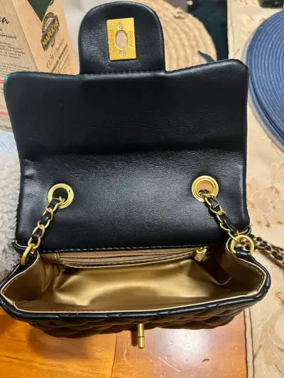 Bolso de cuero negro con cadena dorada - miniatura 2
