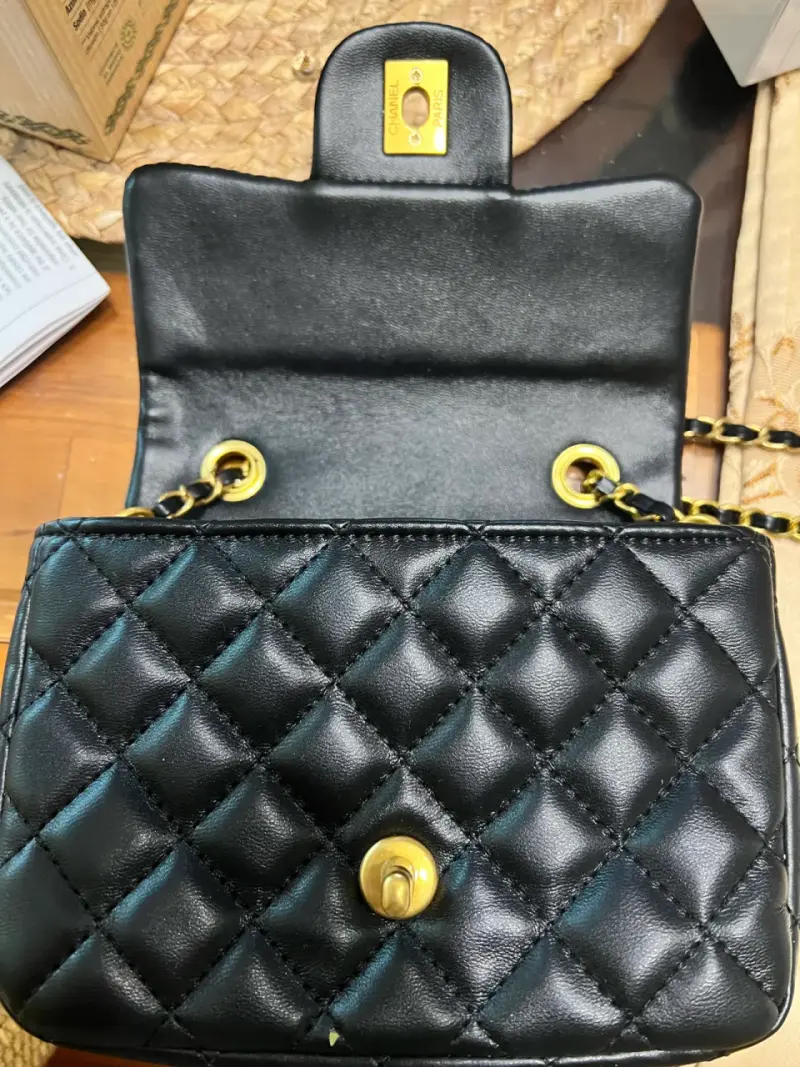 Bolso de cuero negro con cadena dorada - 3