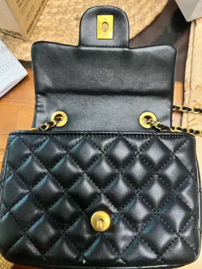 Bolso de cuero negro con cadena dorada - miniatura 3