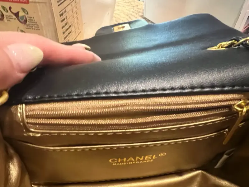 Bolso de cuero negro con cadena dorada - 4