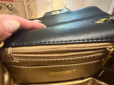 Bolso de cuero negro con cadena dorada - miniatura 4