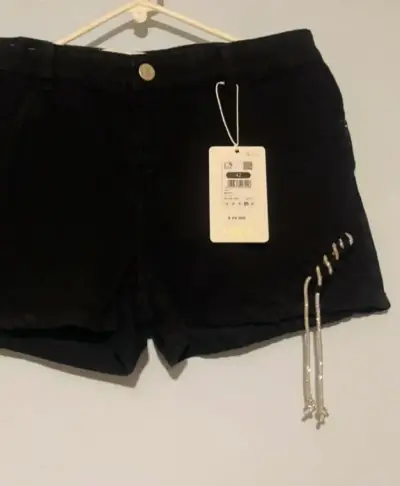 Shorts negros con detalle de cordones - miniatura 1
