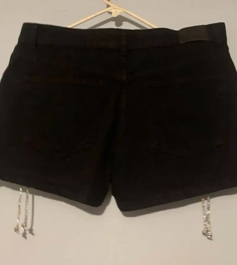 Shorts negros con detalle de cordones - 2